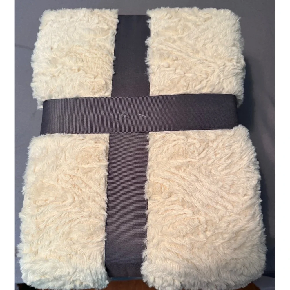 NEW Vince Camuto Home Super Soft King Faux Fur Blanket Ivory Cream 108x90